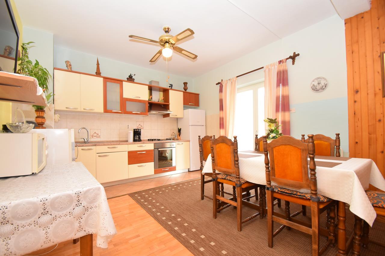 Apartments Mira Starigrad Paklenica Zimmer foto